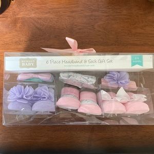 Baby booties and bows gift set